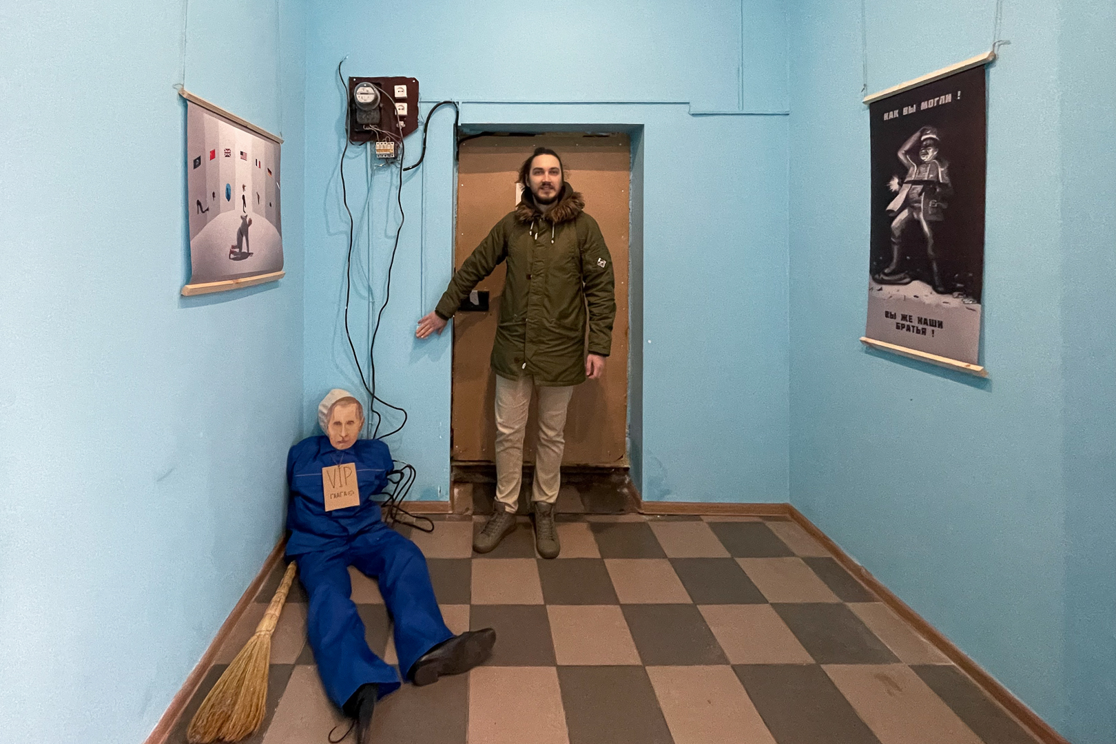Андрей Семкин на антивоенной выставке незадолго до открытия в апреле 2023 года / Фото из личного архива